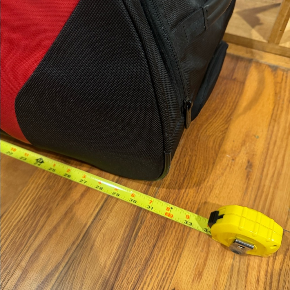 Tumi Black and Red Duffel Bag Durable Travel Essential - Picture 2 of 16